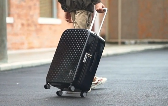 坐飛機行李箱免費托運不能超過多少斤1