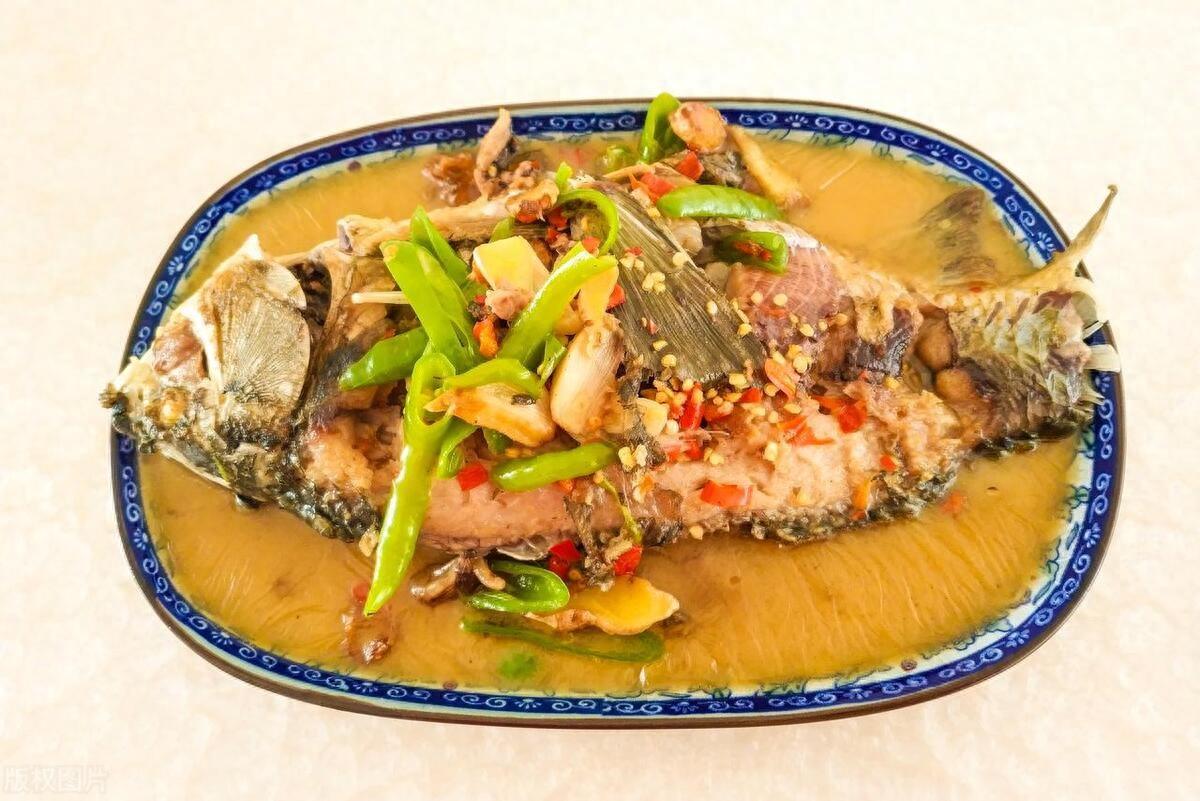 紅燒鯽魚的家常做法，不腥不柴，香辣入味!