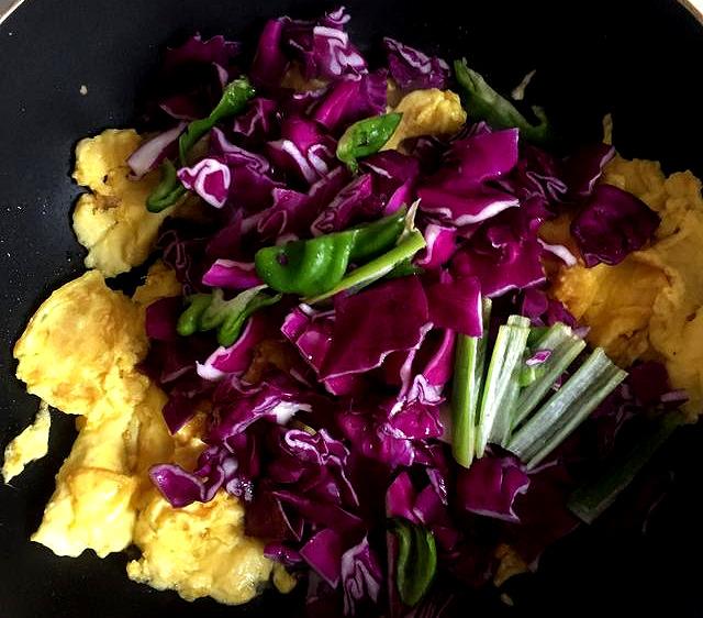 紫甘藍炒雞蛋，先炒蛋再炒菜，健康養生有營養